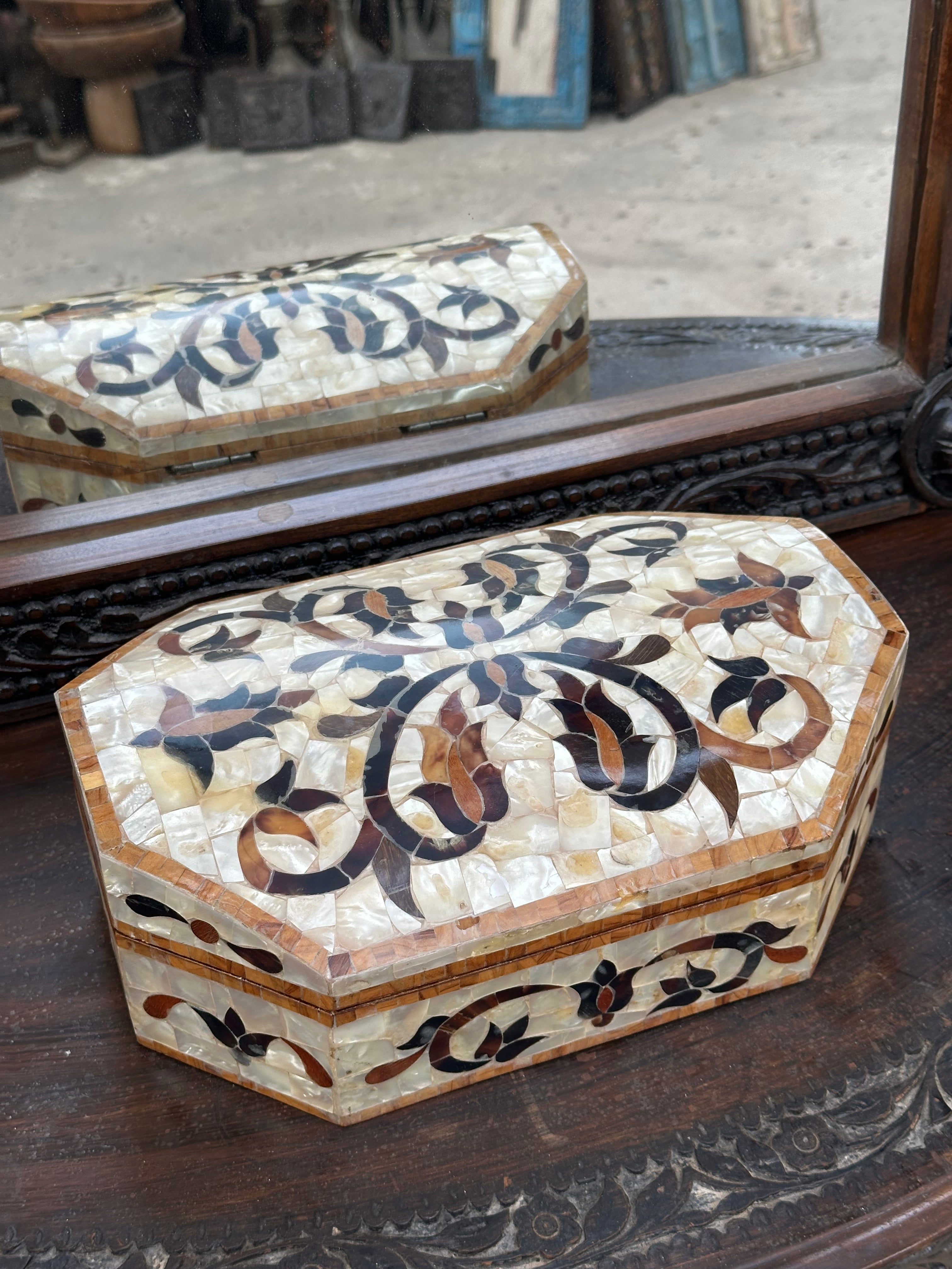 Mother-of-Pearl Jewelry Box (golden color)