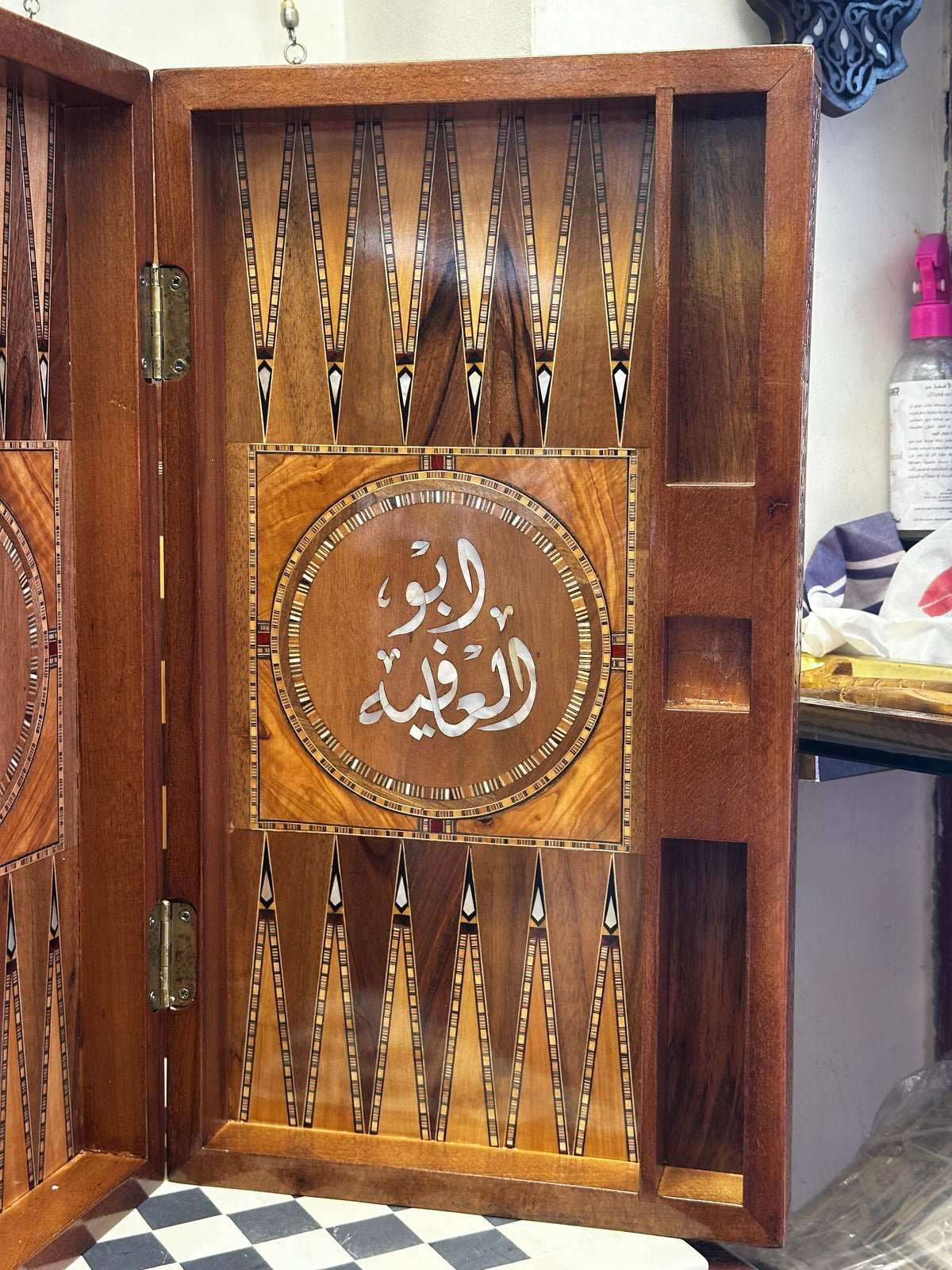 طاولة زهر خشب جوز وصدف مع اسم مرصّعه بالصدف البحري