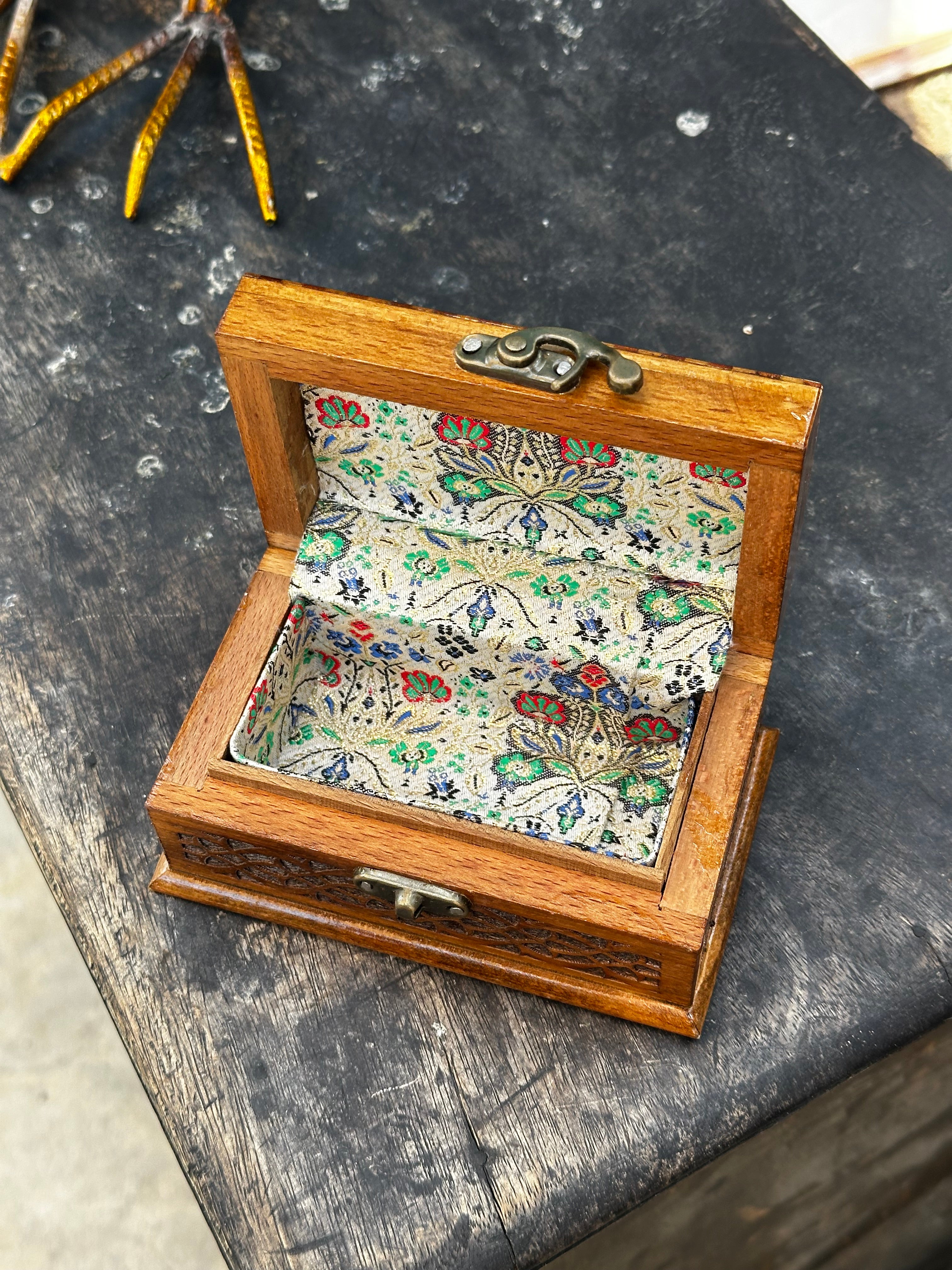 Walnut wood & green shells (small box )