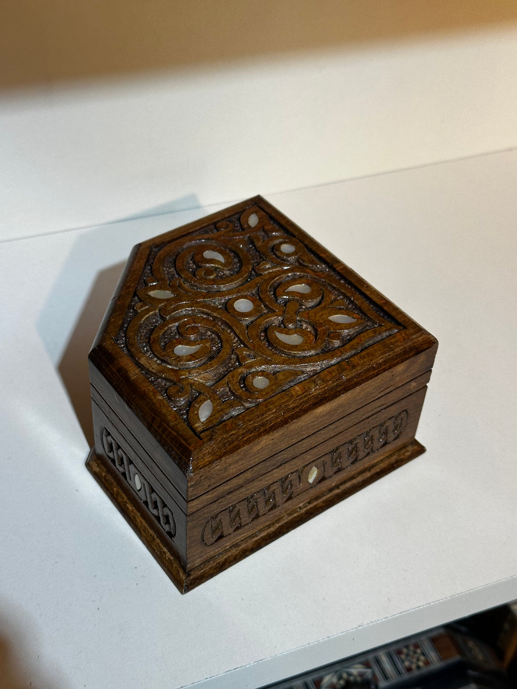 Arabisc walnut wood box
