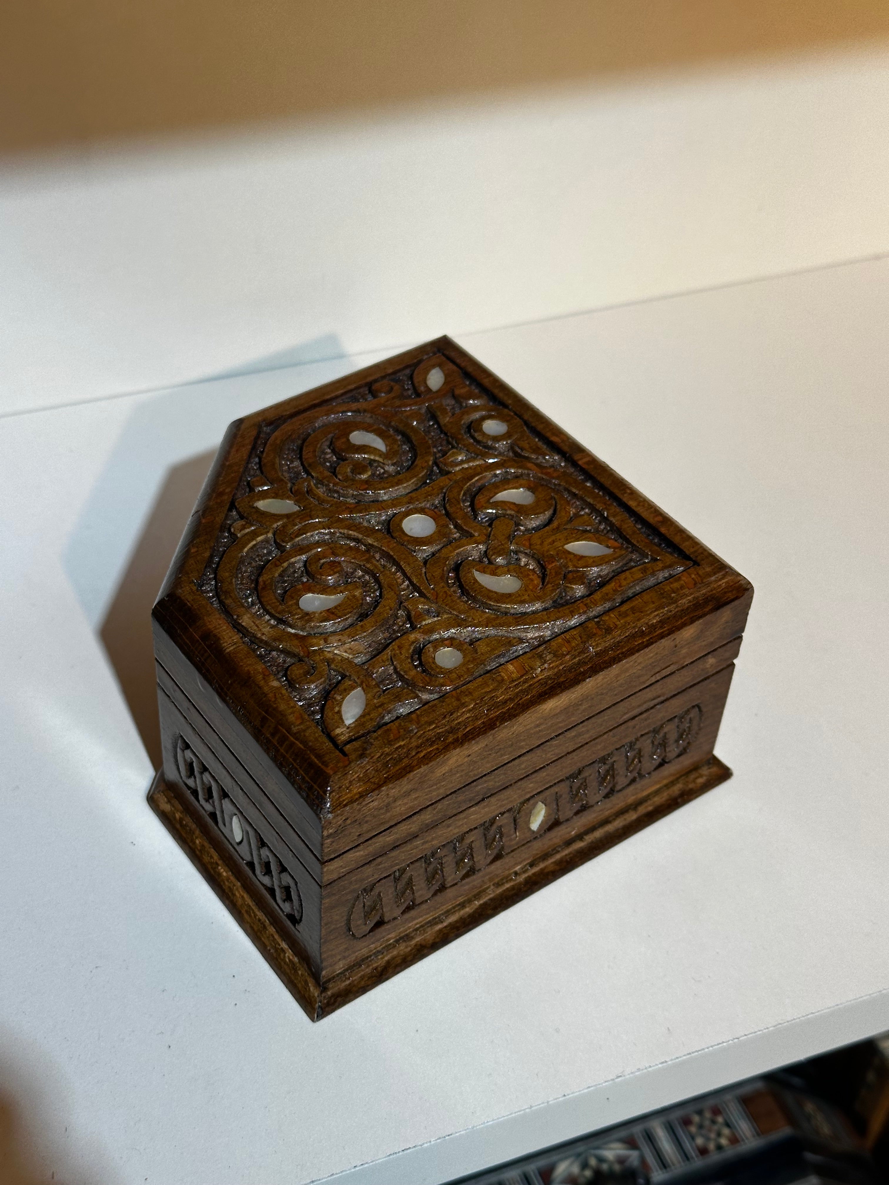 Arabisc walnut wood box