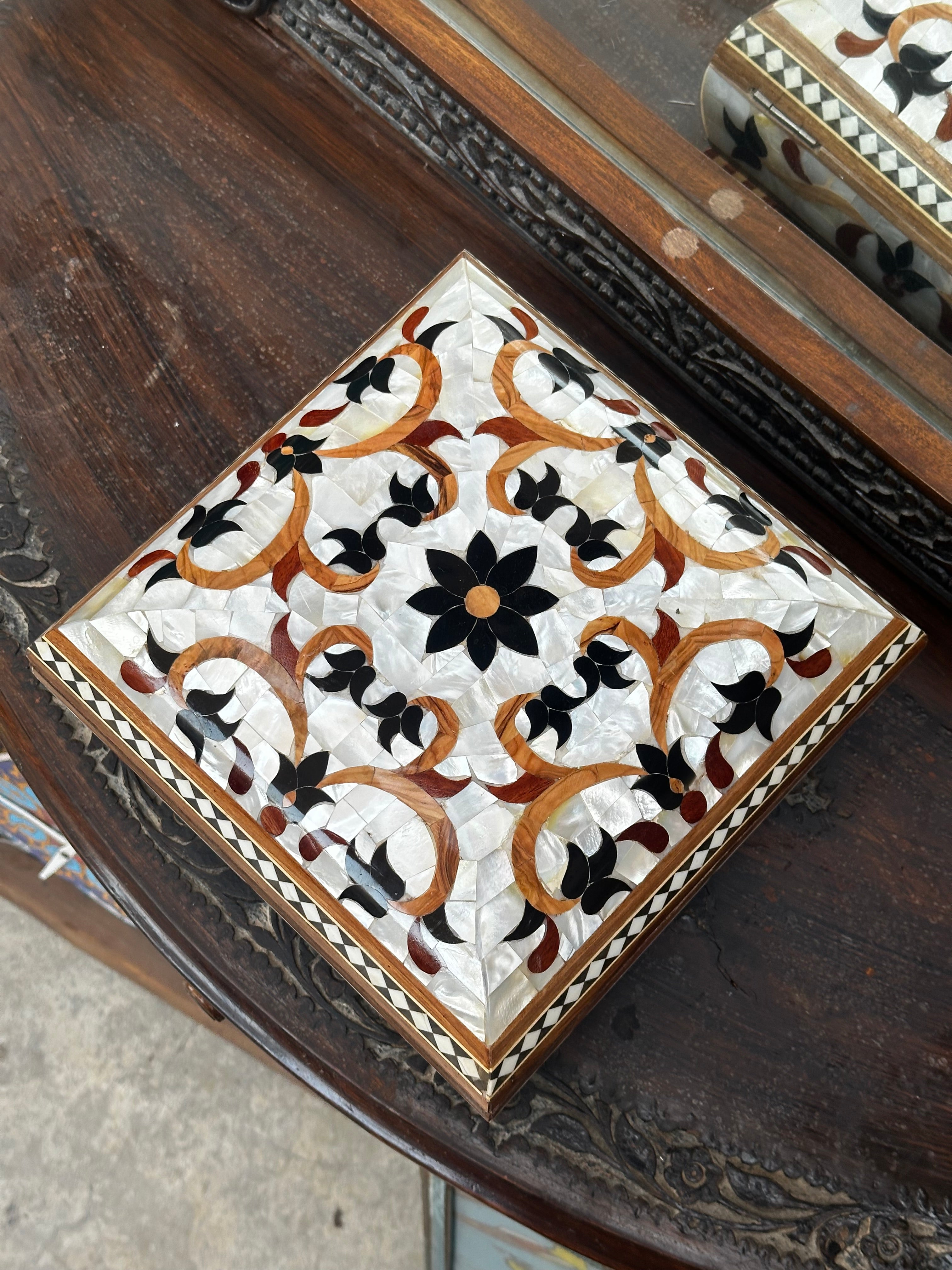 Luxury White Mother of Pearl Keepsake Box – Handcrafted Natural Wood & Damascus Brocade Lining (25x25 cm)
