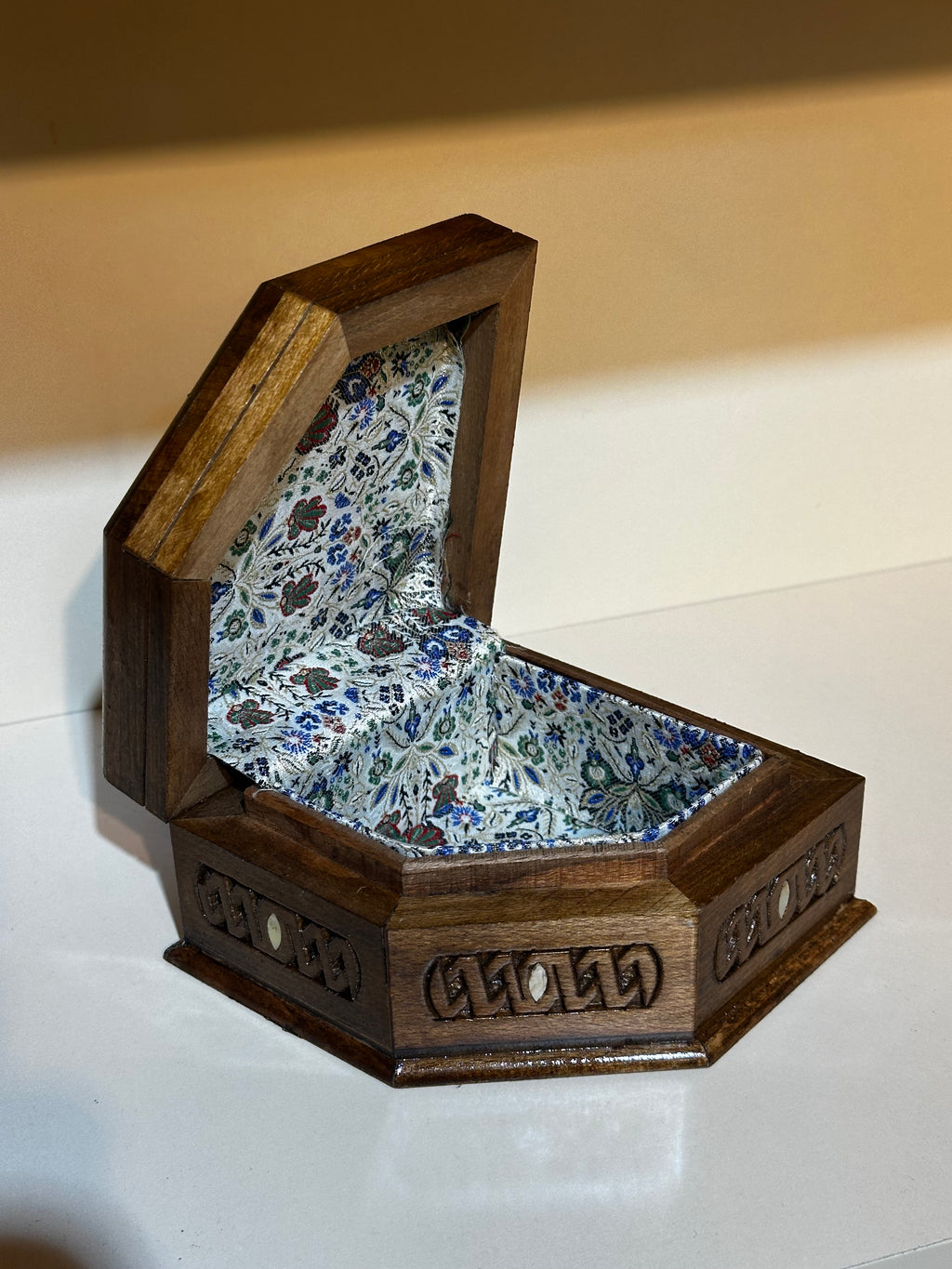 Arabisc walnut wood box