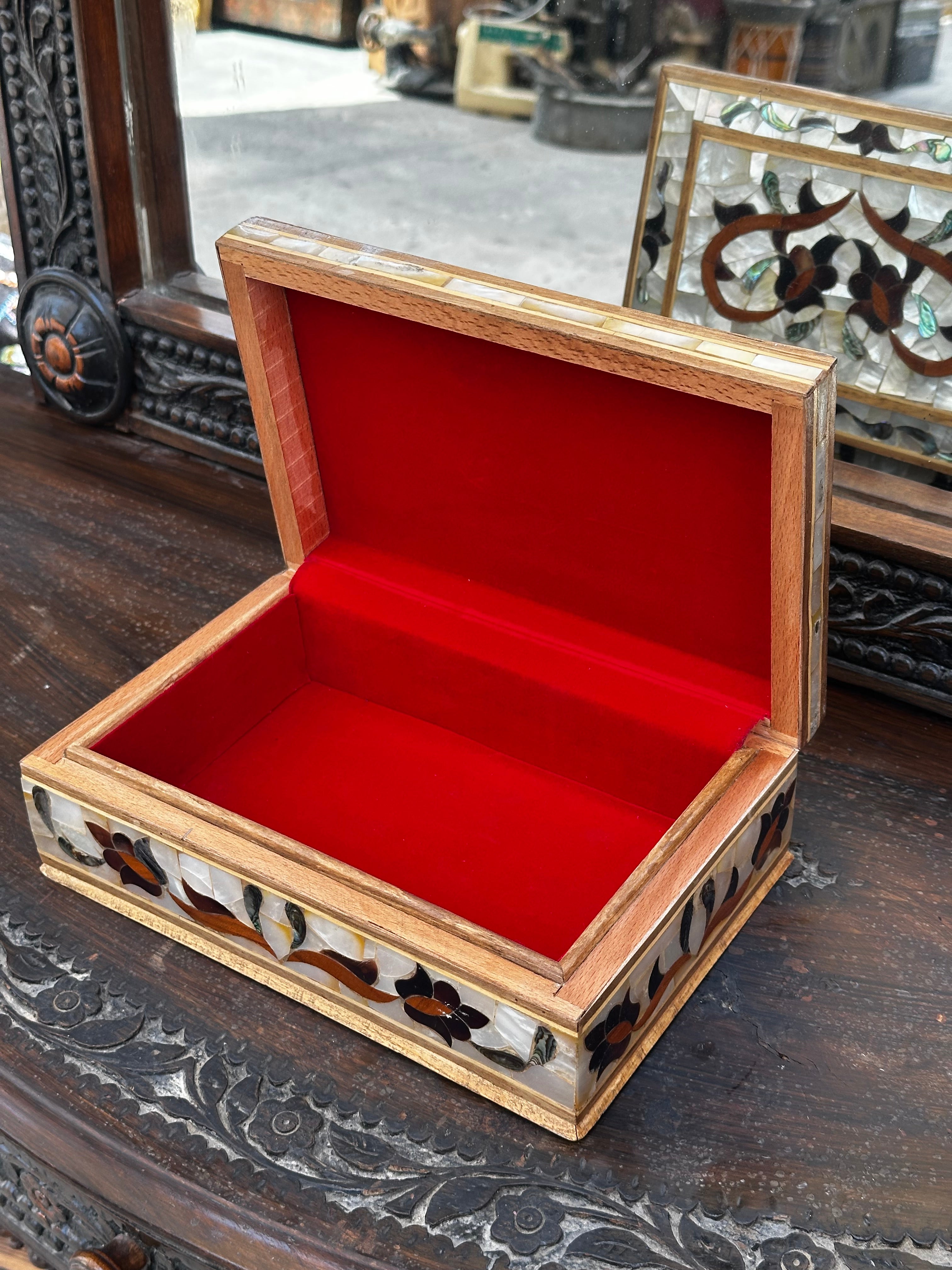 Tulip Mother of pearl jewelry box