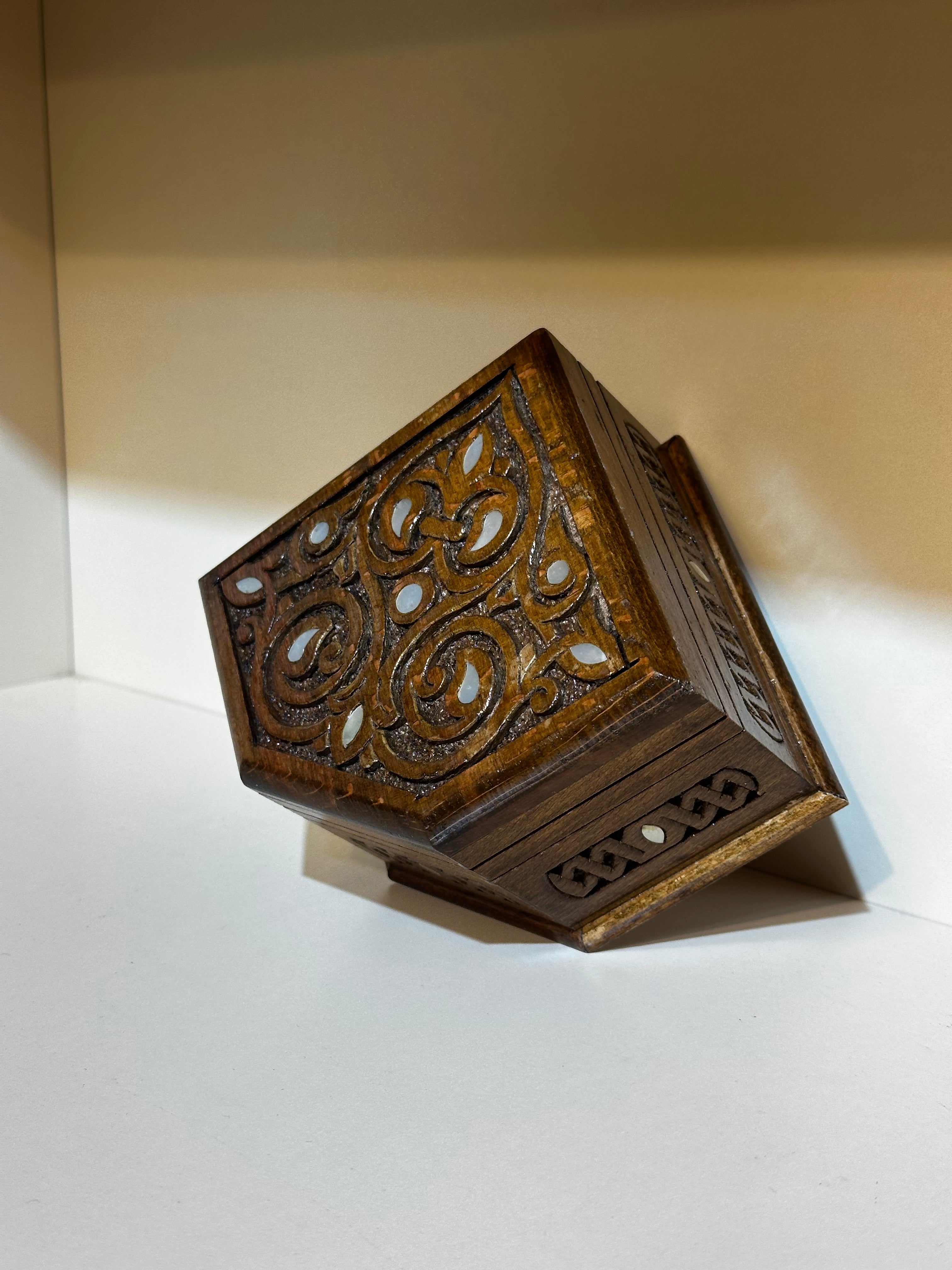 Arabisc walnut wood box