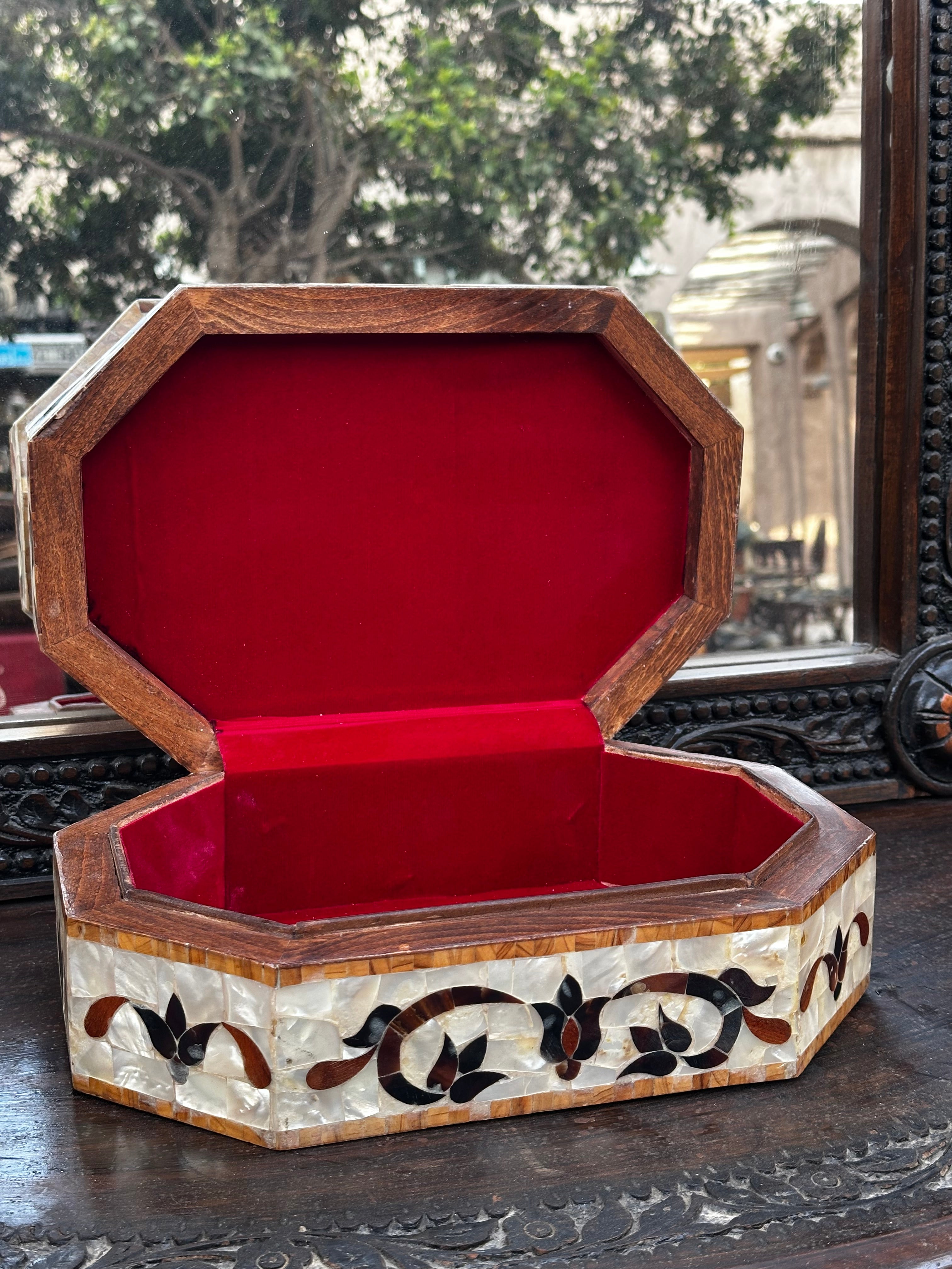 Mother-of-Pearl Jewelry Box (golden color)