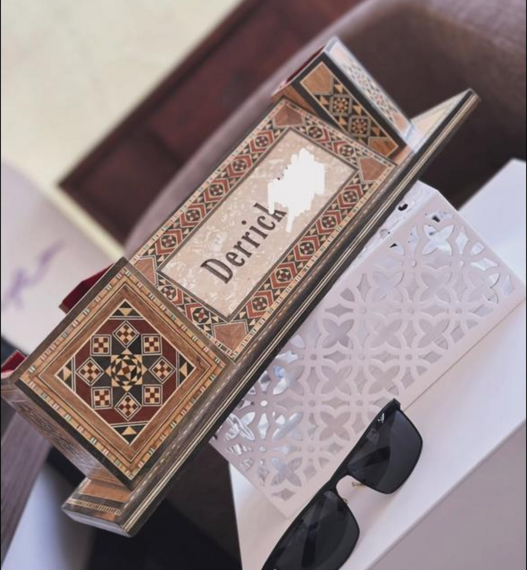 لوحة اسمية للمكتب مع وراقية ومقلمة