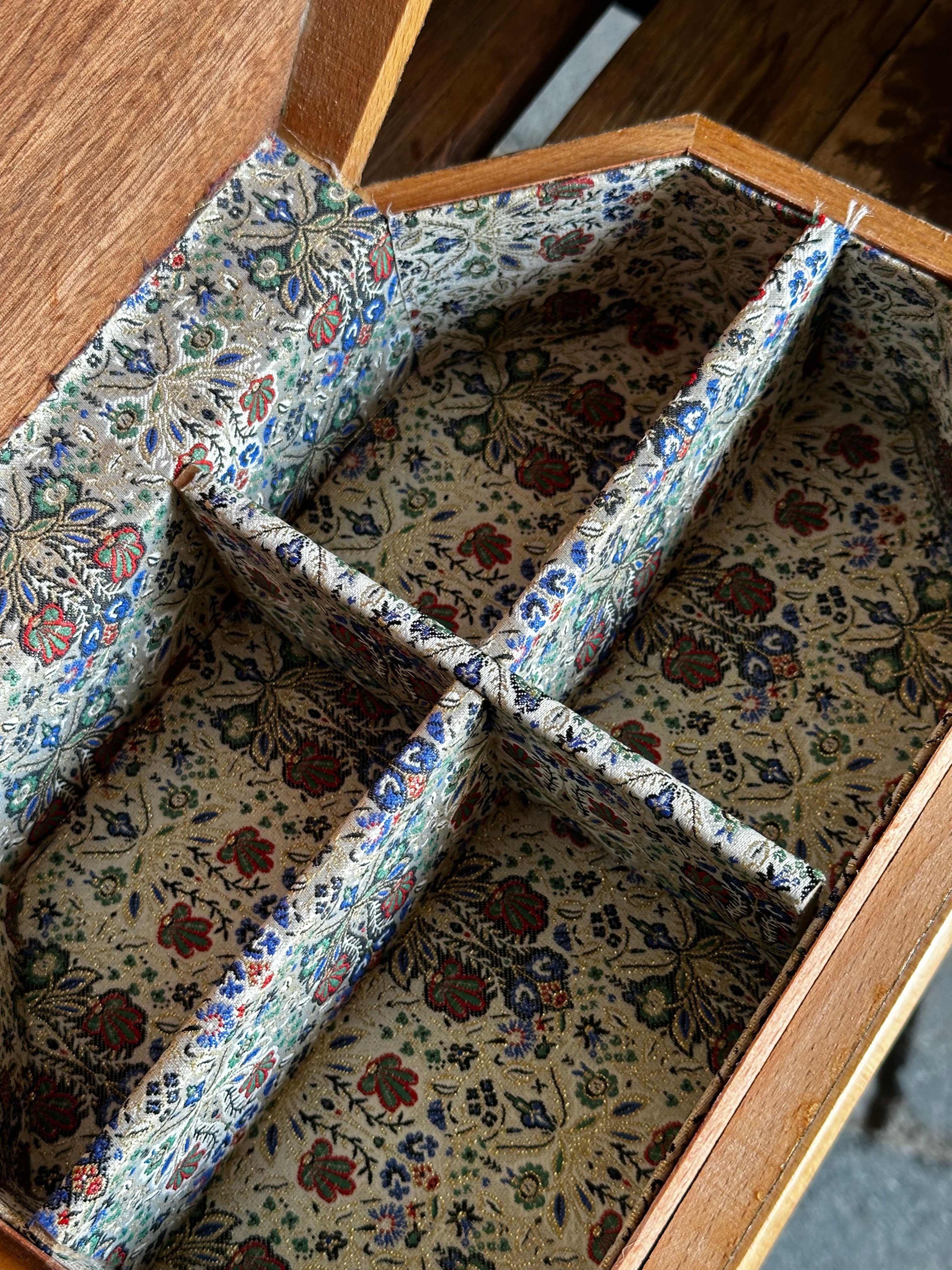 Handcrafted Mosaic & Mother-of-Pearl Storage Box – 27 × 16 cm